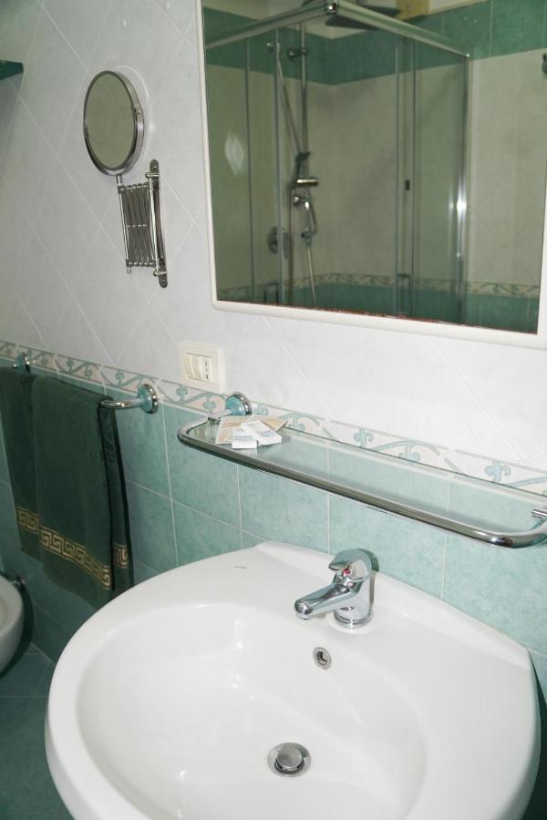 Il Glicine Hotel Соренто Екстериор снимка